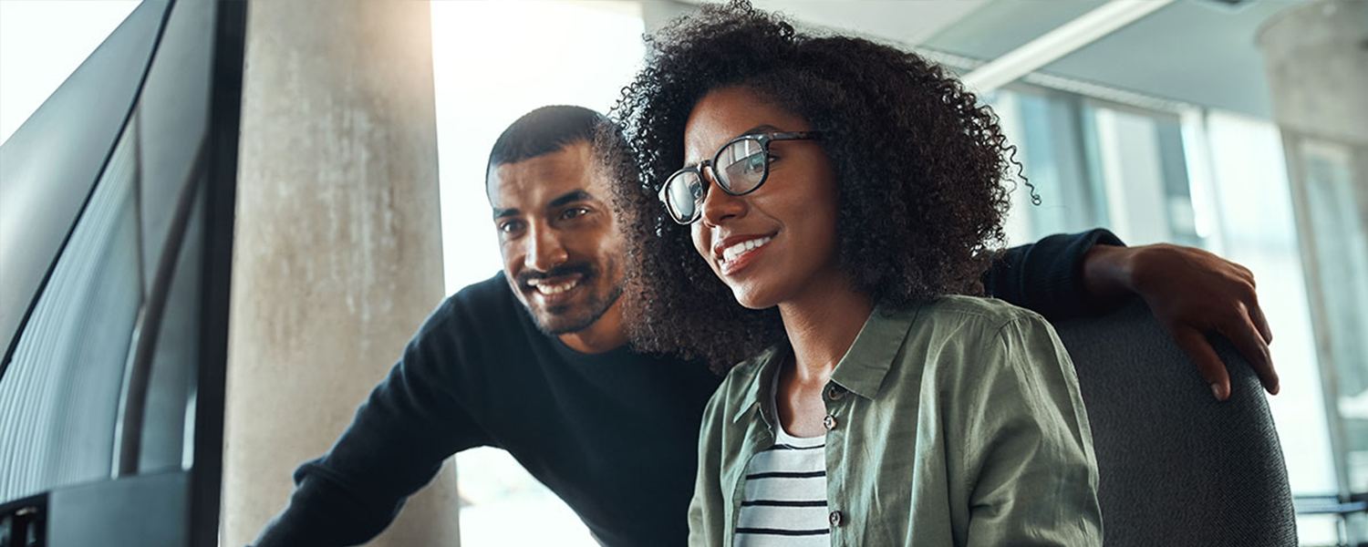 Career campus - people looking at screen